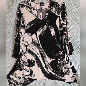 Jostar Medium Black and White Floral Swingtop